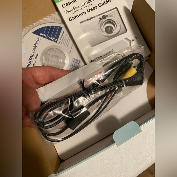 Canon PowerShot SD1100 IS Digital Elph - Blue - Picture 3 of 11